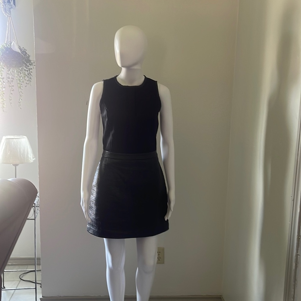 Vestido negro marca A /X Armani Exchange size 4 sin manga y elegante